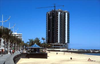 © Lanzarote Arrecife mit dem einzigen Hochhaus der Insel