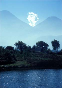 ©Guatem.Atitlansee Vulkan